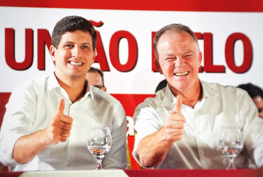 Prefeito do Recife, João Campos (PSB), e o governador do Espírito Santo, Renato Casagrande (PSB), durante o 18º Congresso do partido, em Vitória