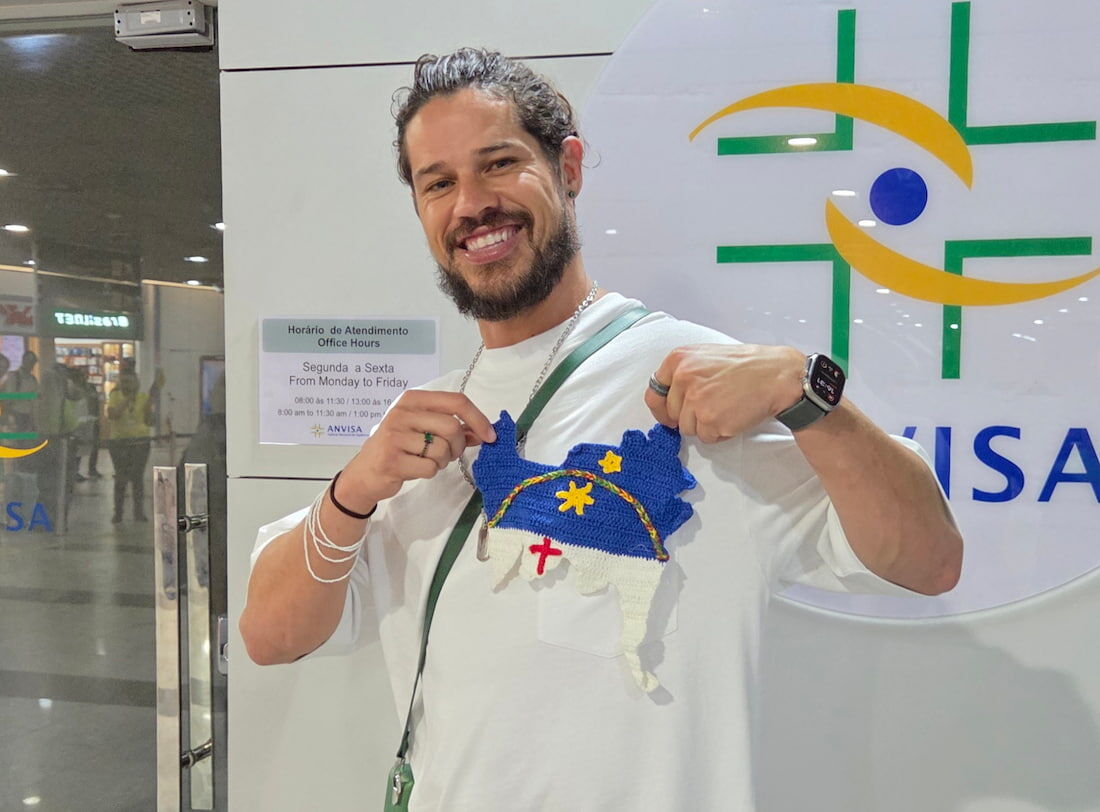 José Loreto recebeu presente dos fãs no aeroporto