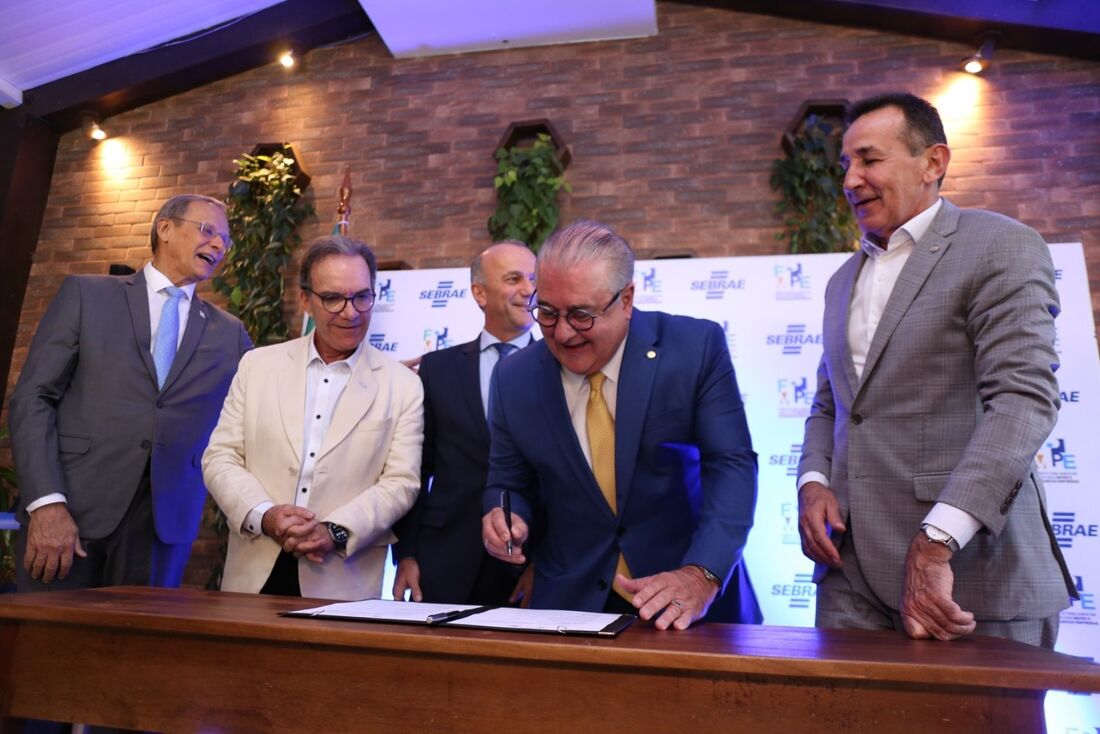 Deputado Augusto Coutinho assina carta-compromisso pelos pequenos negócios