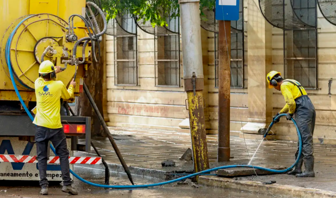 Limpeza das ruas após chuvas no Rio Grande do Sul
