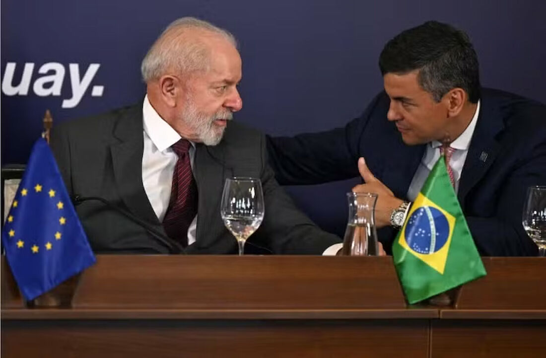 O presidente do Brasil, Luiz Inácio Lula da Silva, e o Presidente do Paraguai, Santiago Peña, conversam durante a LXV Cúpula do Mercosul, em Montevidéu, após assinatura do acordo UE-Mercosul 