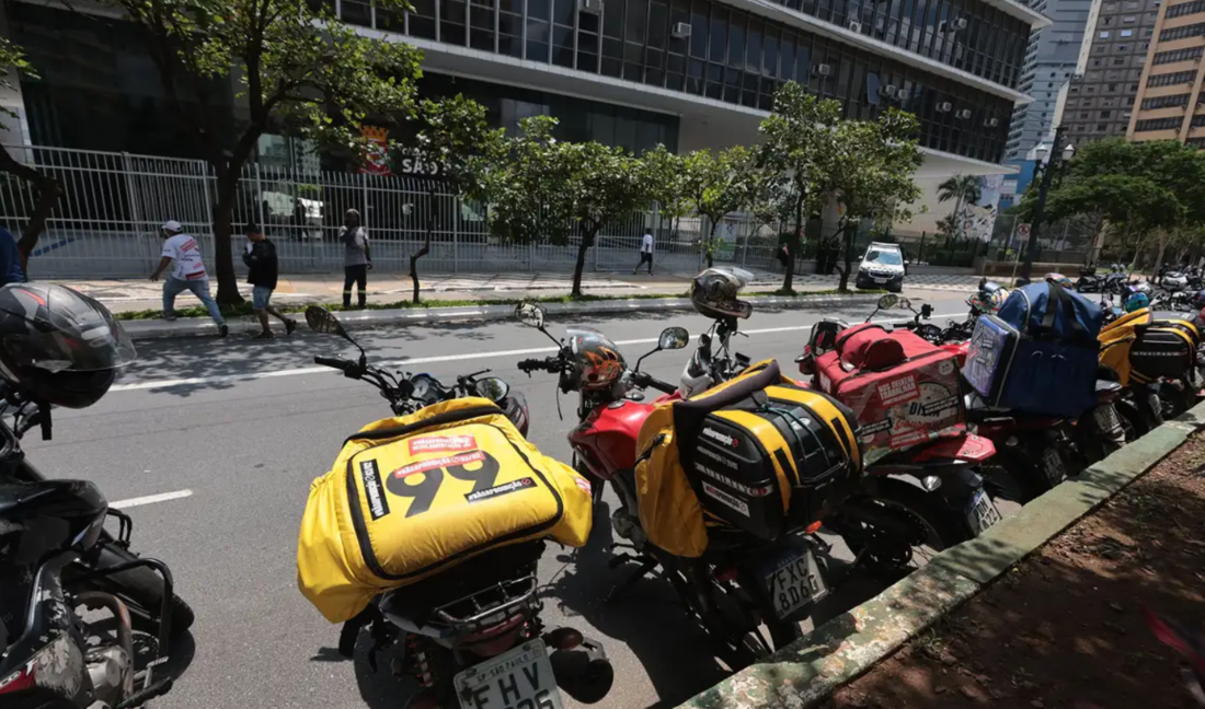 Serviço de mototáxi pelas plataformas de transporte por aplicativos, como a Uber e a 9