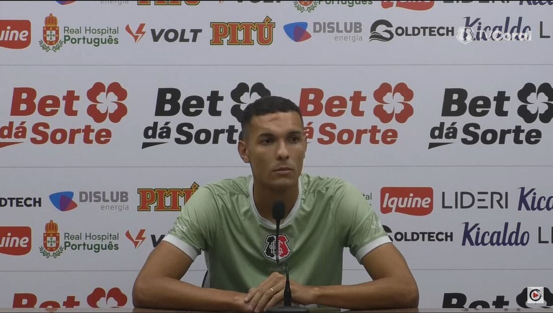 Matheus Vinícius, zagueiro do Santa Cruz 