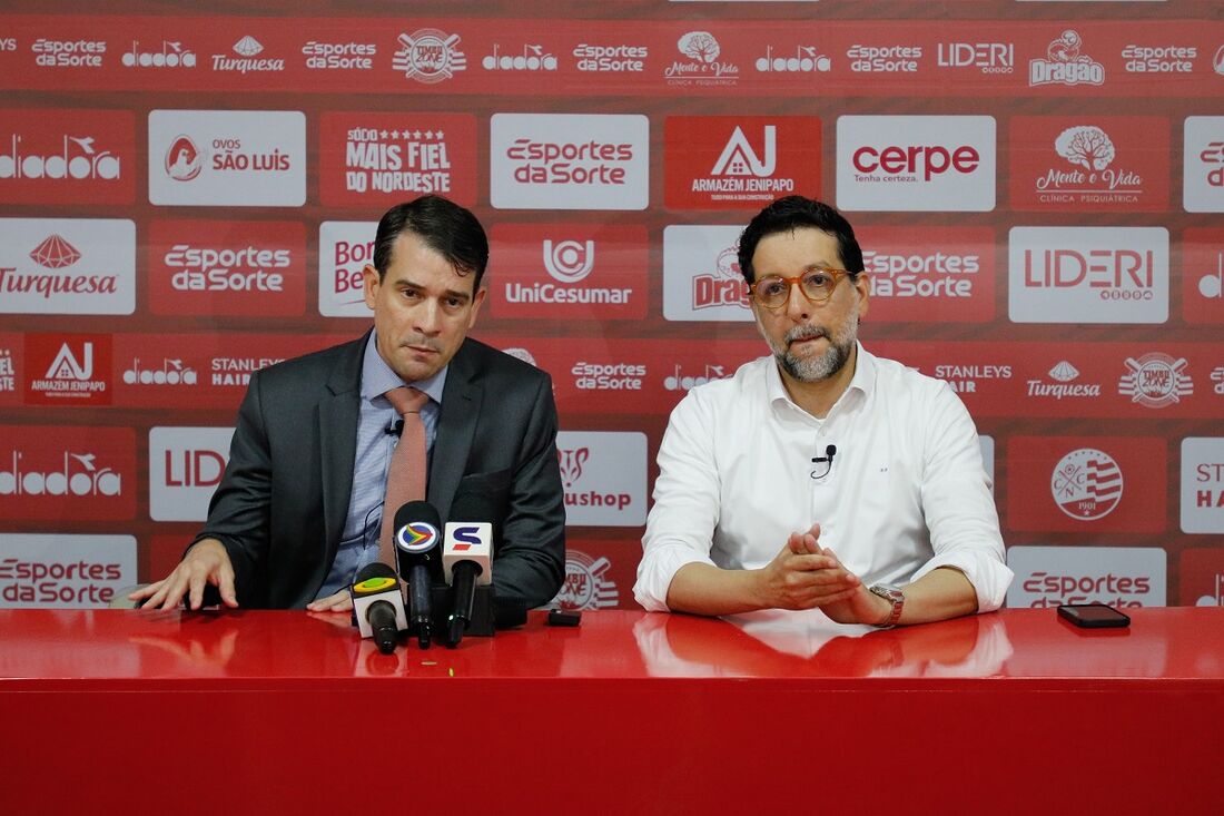 Roberto Pimentel e Bruno Becker, em coletiva de imprensa dos Aflitos