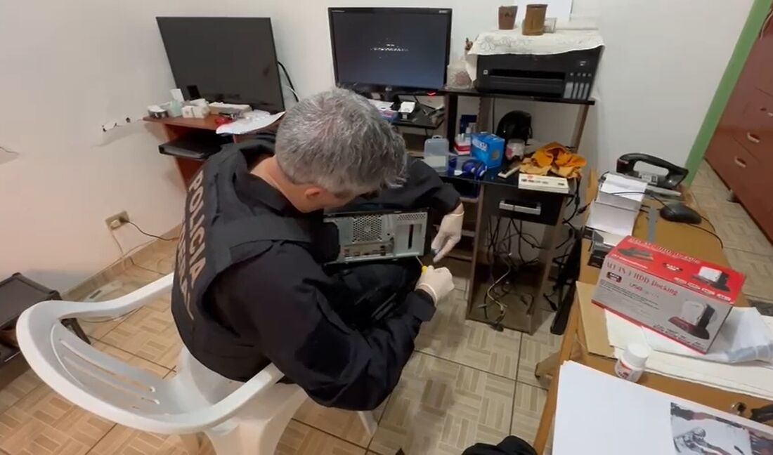 Além do celular, outras mídias com conteúdo digital foram apreendidas e serão submetidas a análises periciais