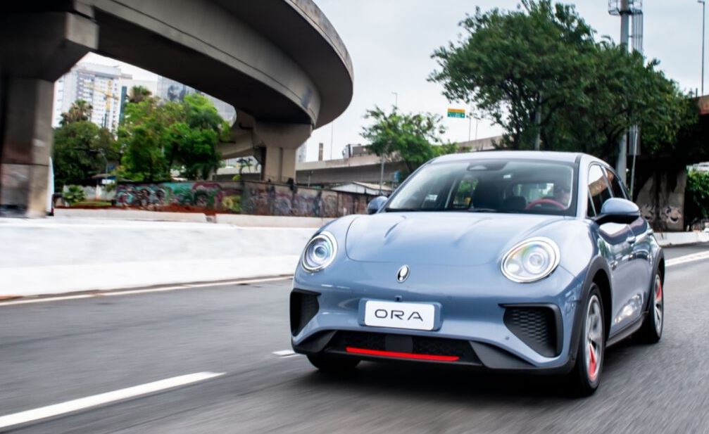 Dianteira do ORA 03 2026 mantém o estilo retrô-futurista com toques refinados de design elétrico