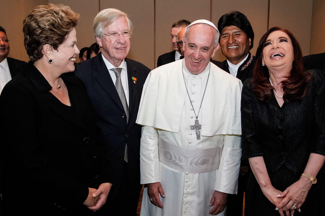 Papa Francisco (c) com os então presidentes Dilma Rousseff (i), de Brasil; Evo Morales (2-d), da Bolívia, e Cristina Fernández (d), de Argentina, em julho de 2013, durante a Jornada Mundial da Juventude, no Rio de Janeiro