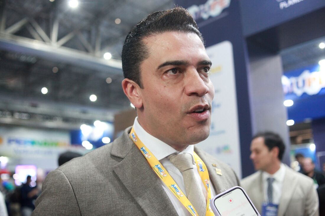 Prefeitura de Caruaru, Rodrigo Pinheiro (sem partido), na abertura do 8º Congresso da Amupe, no Centro de Convenções