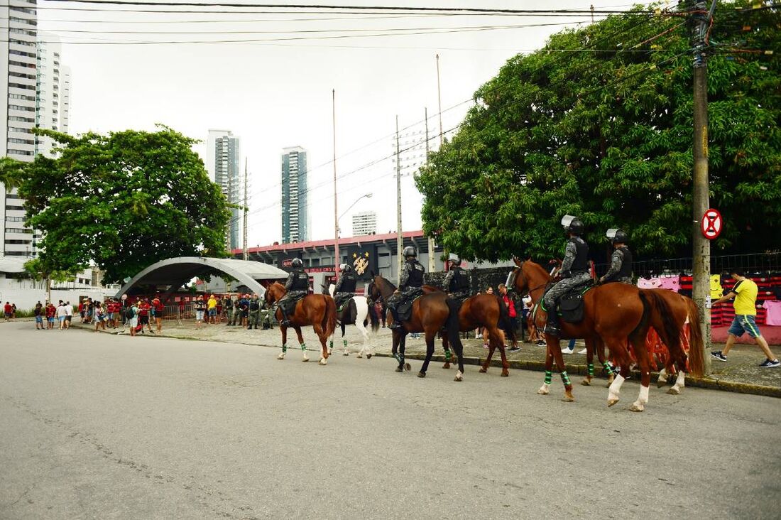 Polícia Militar no entorno da Ilha do Retiro