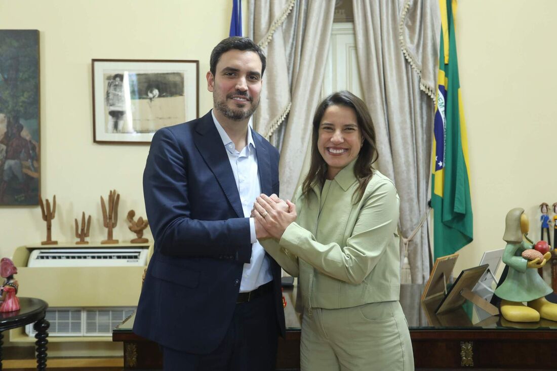 Armando Monteiro Bisneto ao lado de Raquel Lyra, em reunião no Palácio
