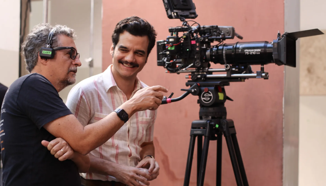 Kleber Mendonça Filho e Wagner Moura durante gravações do filme 'O Agente Secreto'
