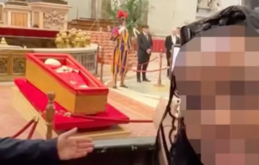 Fiéis se aproximam do caixão de Francisco tiram selfies com seu corpo