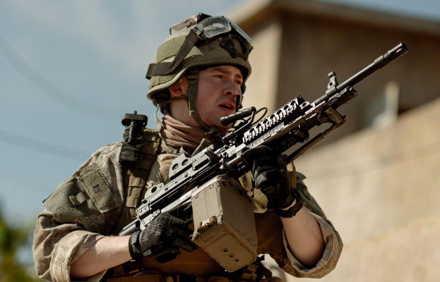 Kit Connor como Tommy em Tempo de Guerra