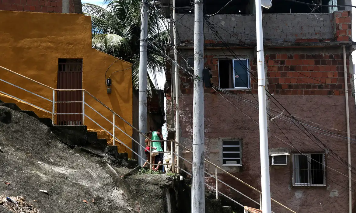 Entre os brancos, 91,3% residem em vias pavimentadas. Entre os pretos, são 87%; entre os pardos, 86%.