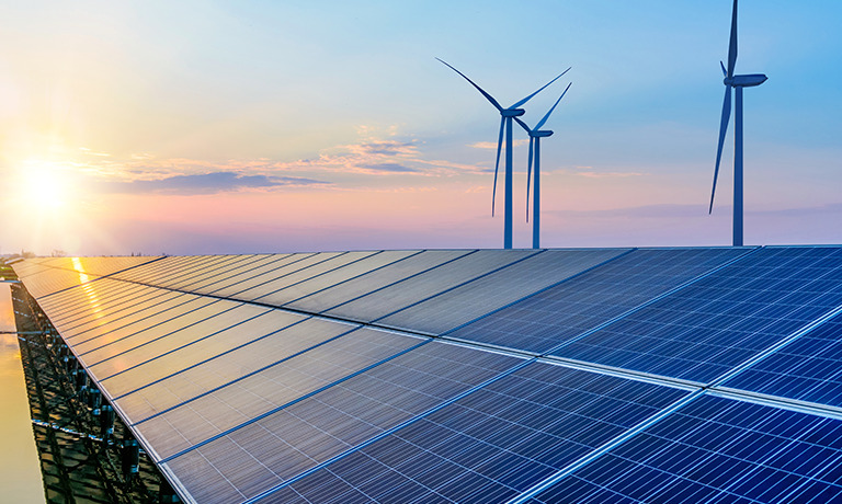 O texto destaca a urgência em acelerar a produção e o consumo de energias limpas, tendo como referência os compromissos assumidos na COP28