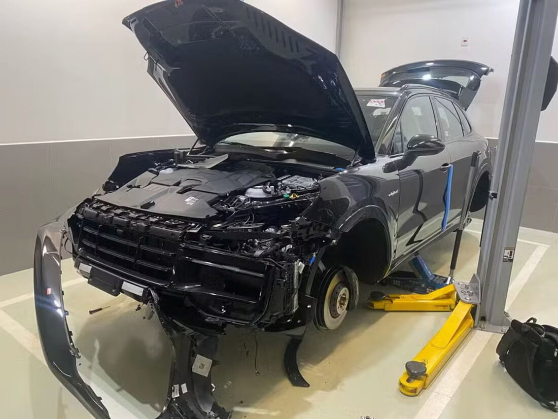 Quadrilha invade concessionária da Porsche em SP e rouba peças de carros de luxo.