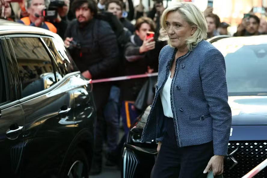 Lider do Reagrupamento Nacional, Marine Le Pen deixa a sede do partido em Paris após condenação em caso de desvio de verbas 