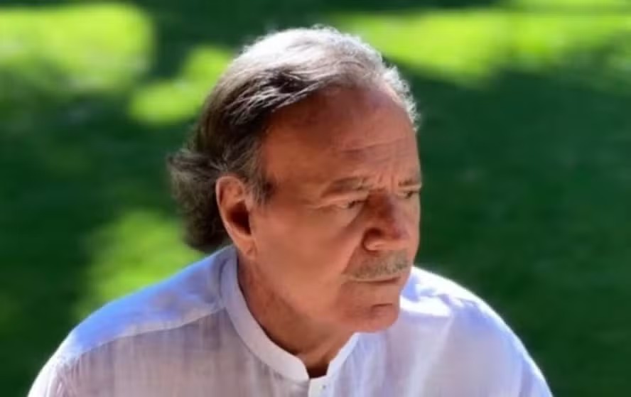 Osteoblastoma vertebral é problema de saúde que afeta cantor Julio Iglesias