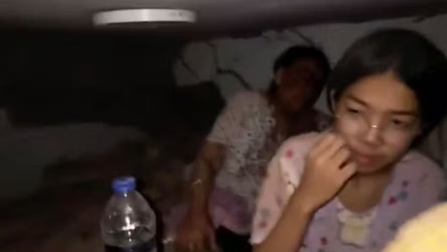 Vídeo mostra angústia de avó e netas soterradas após terremoto em Mianmar 