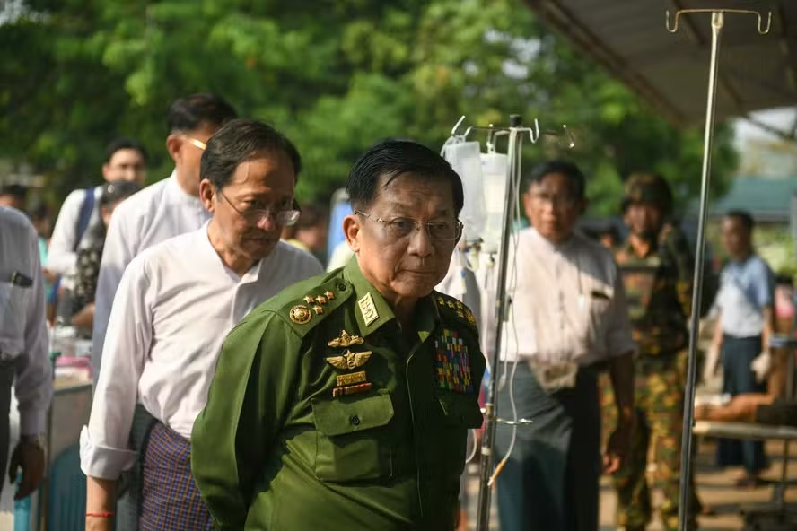 Chefe da junta militar de Mianmar, Min Aung Hlaing, visita sobreviventes do terremoto 