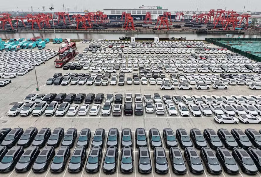 Carros elétricos no Porto de Hangzhou, na China: empresas tentam levar fábricas aos EUA para evitar tarifas