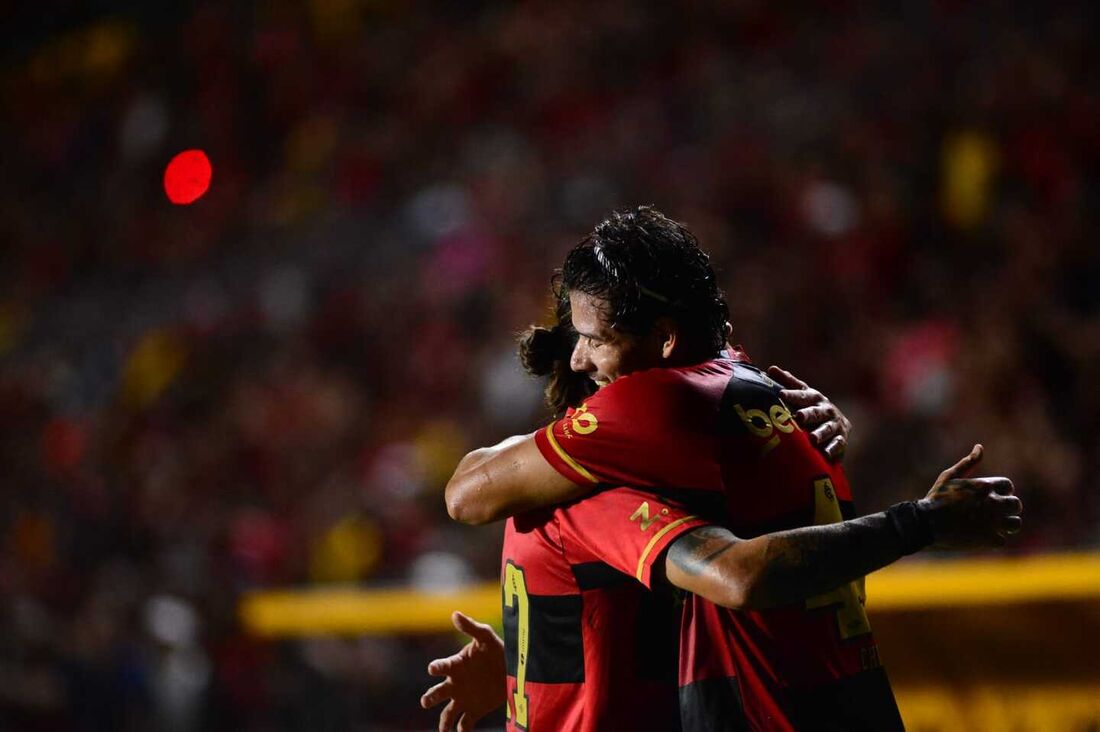 Sérgio Oliveira e Chico se abraçam durante o jogo entre Sport e Retrô