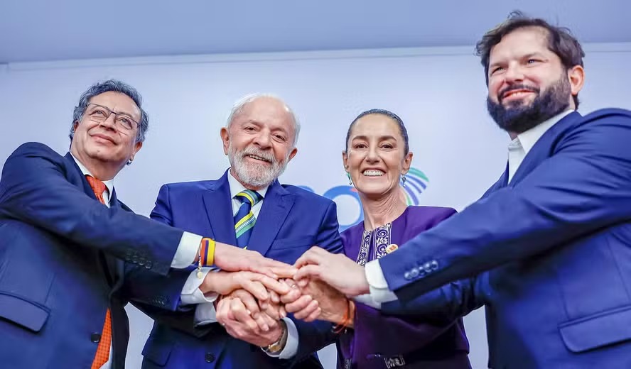 Presidente Luiz Inácio Lula da Silva com Gustavo Petro, presidente da Colômbia (E); Claudia Sheinbaum, presidente do México, e Gabriel Boric, presidente do Chile (D), durante a Cúpula de Líderes do G20 