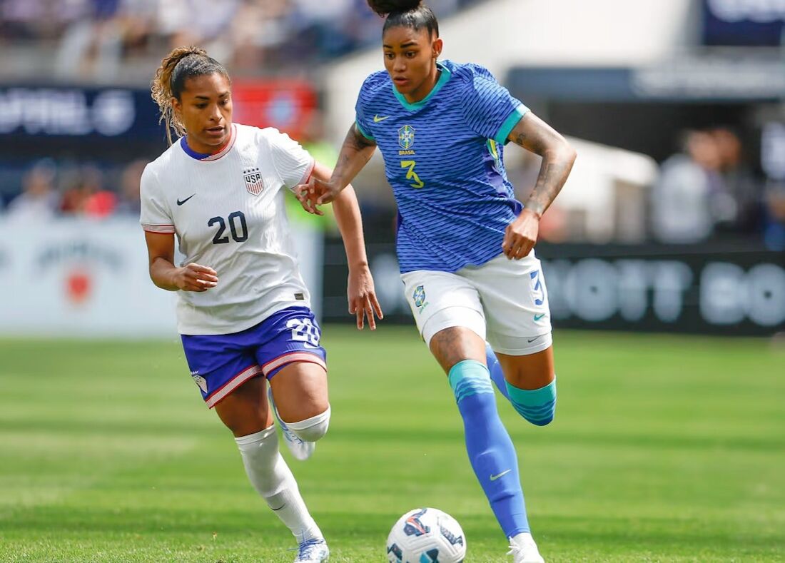 Estados Unidos e Seleção Brasileira feminina em campo