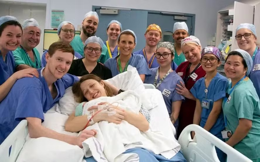 Reino Unido anuncia primeiro bebê nascido após transplante de útero 