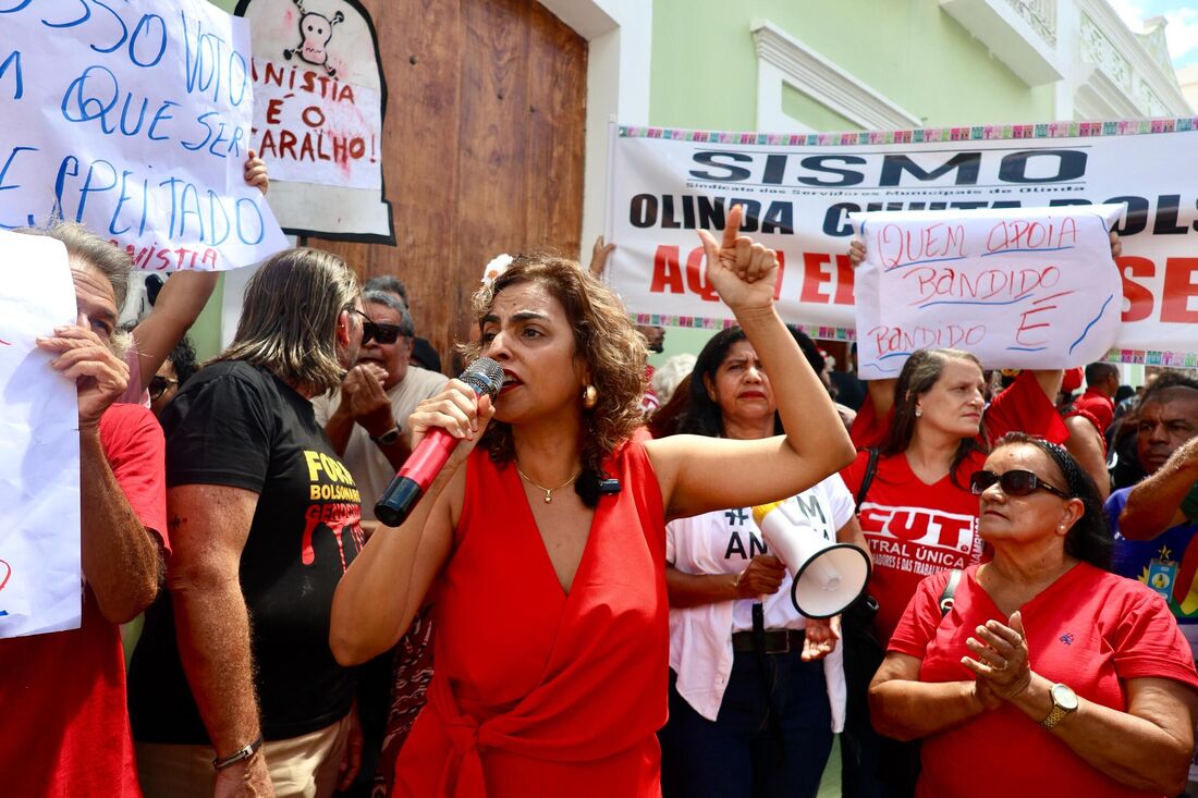 A vereadora Eugênia Lima (PT), moradores e movimentos sociais protestam em frente à Câmara de Olinda contra a proposta de conceder o título de cidadão olindense a Jair Bolsonaro.