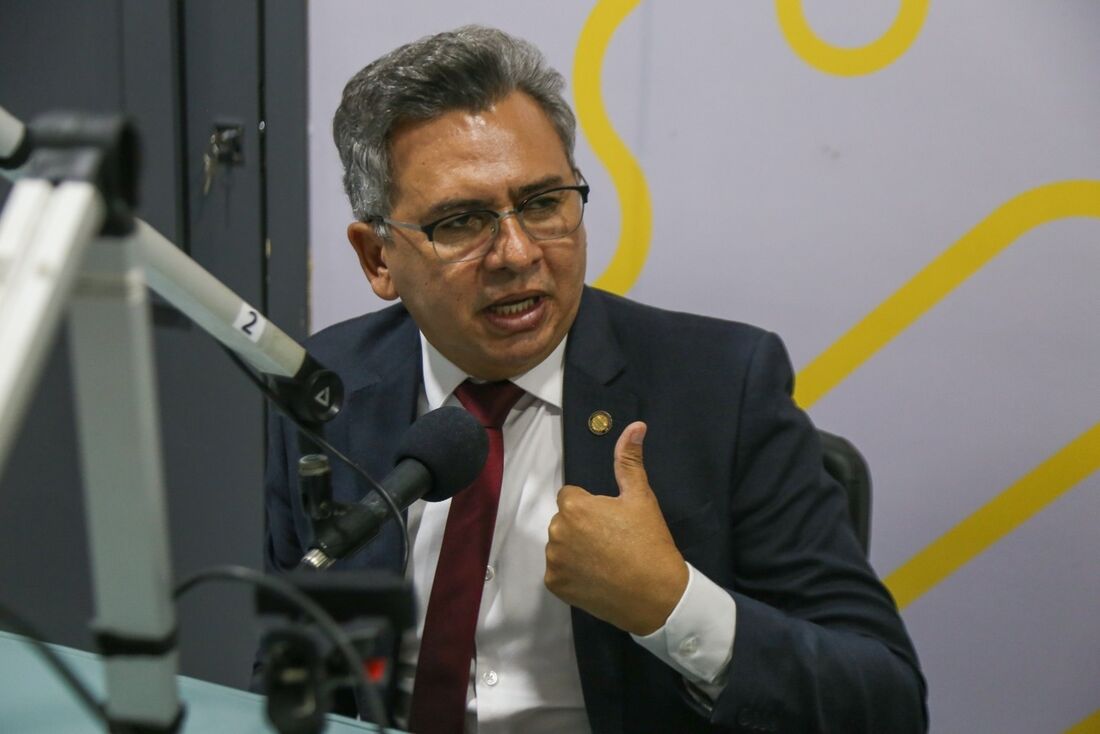 O deputado estadual Doriel Barros, presidente do PT-PE, em entrevista à Rádio Folha FM 96,7