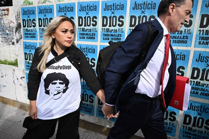 Veronica Ojeda, ex-mulher de Diego Maradona, chega a tribunal em Buenos Aires 