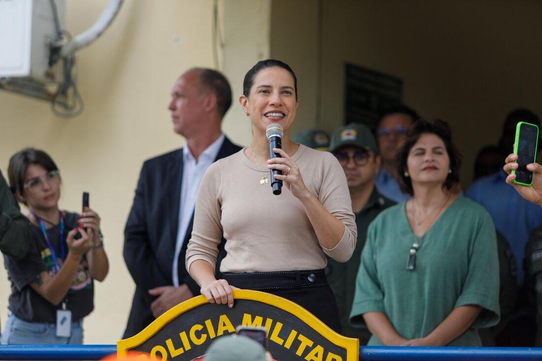 Raquel Lyra em visita ao Curso de Formação da Polícia Militar