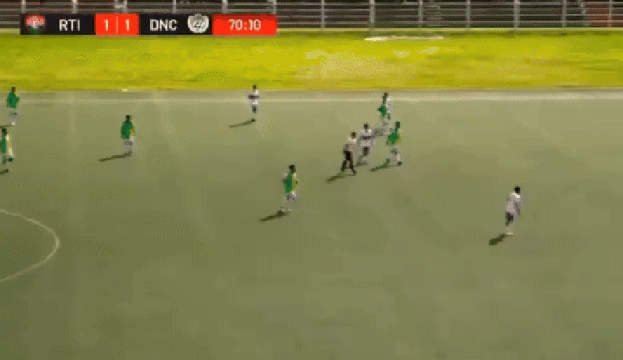 Helar se chocou com goleiro e caiu desacordado 