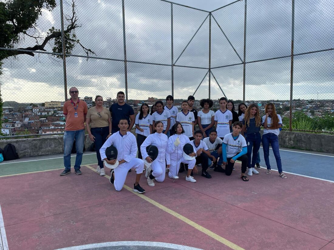 Alunos praticam esgrima em escola pública no Recife