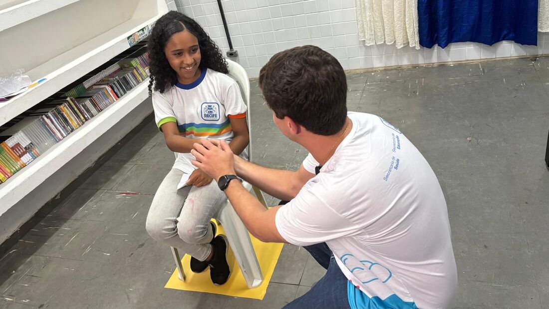 Isadora, 11 anos, e o prefeito do Recife, João Campos