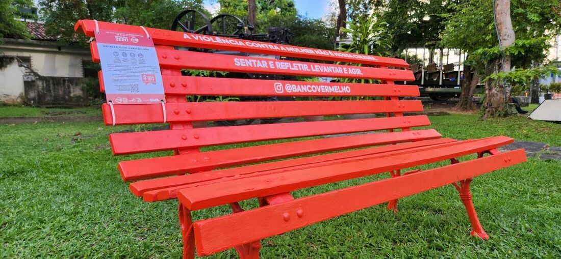 Banco Vermelho no jardim do Muhne