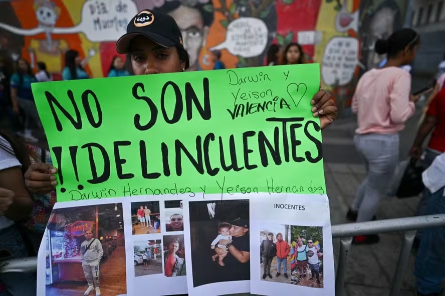 Manifestantes protestam em Caracas contra deportação de imigrantes venezuelanos dos EUA para El Salvador