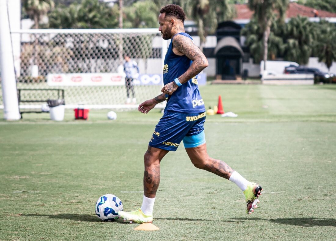 Neymar durante treinamento nesta sexta (11)