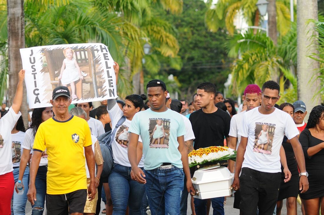 Enterro de Hellen, quatro anos, no Cemitério de Santo Amaro