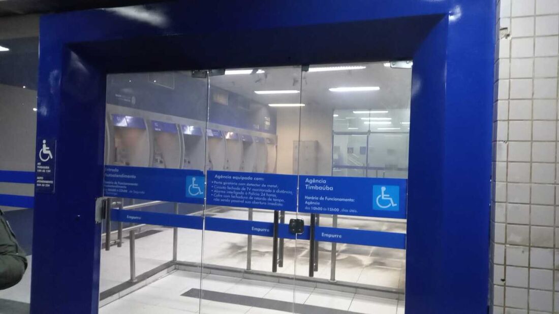 Agência bancária da Caixa Econômica Federal em Timbaúba foi alvo de vandalismo