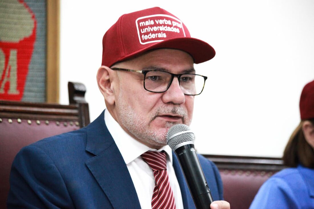 Na foto, o reitor da UFPE, Alfredo Gomes