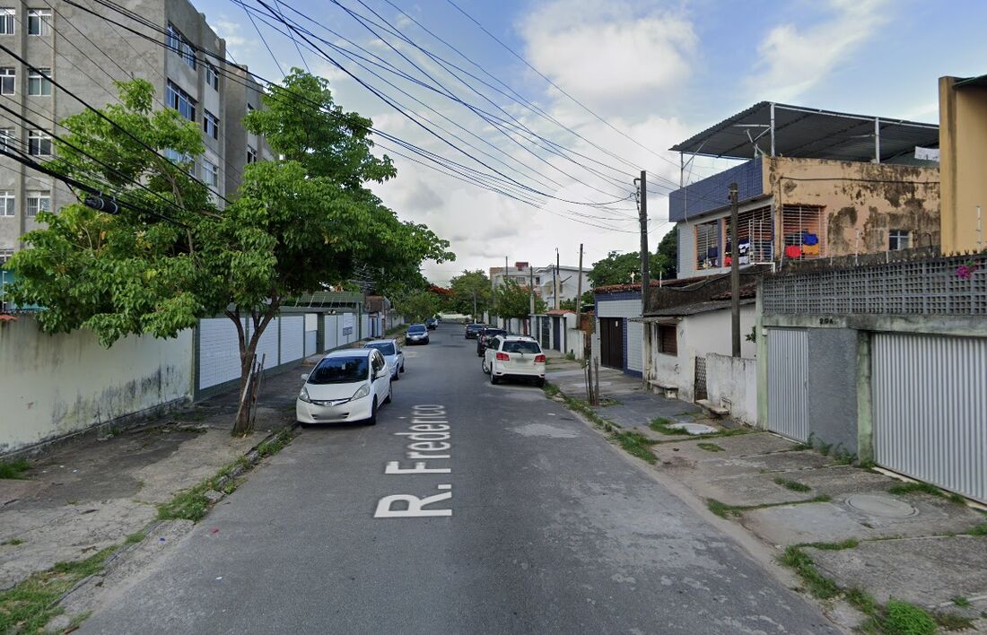 Homem foi abordado por criminosos em um carro na rua Frederico