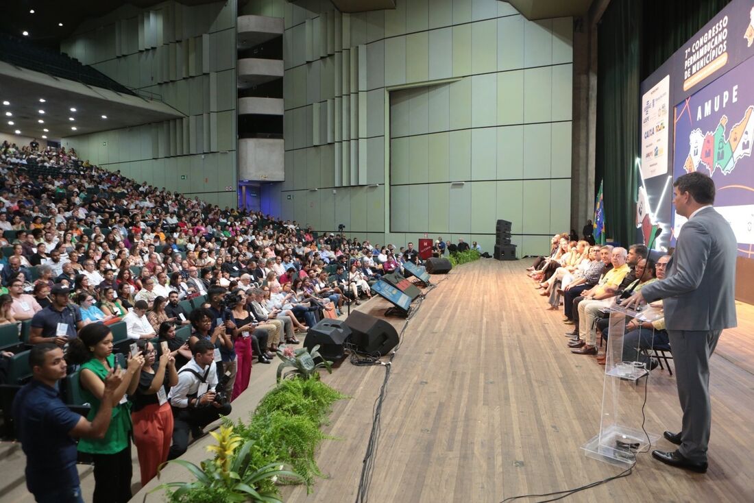 Marcelo Gouveia, mesa e público durante o último Congresso, realizado pela Amupe, em 2024