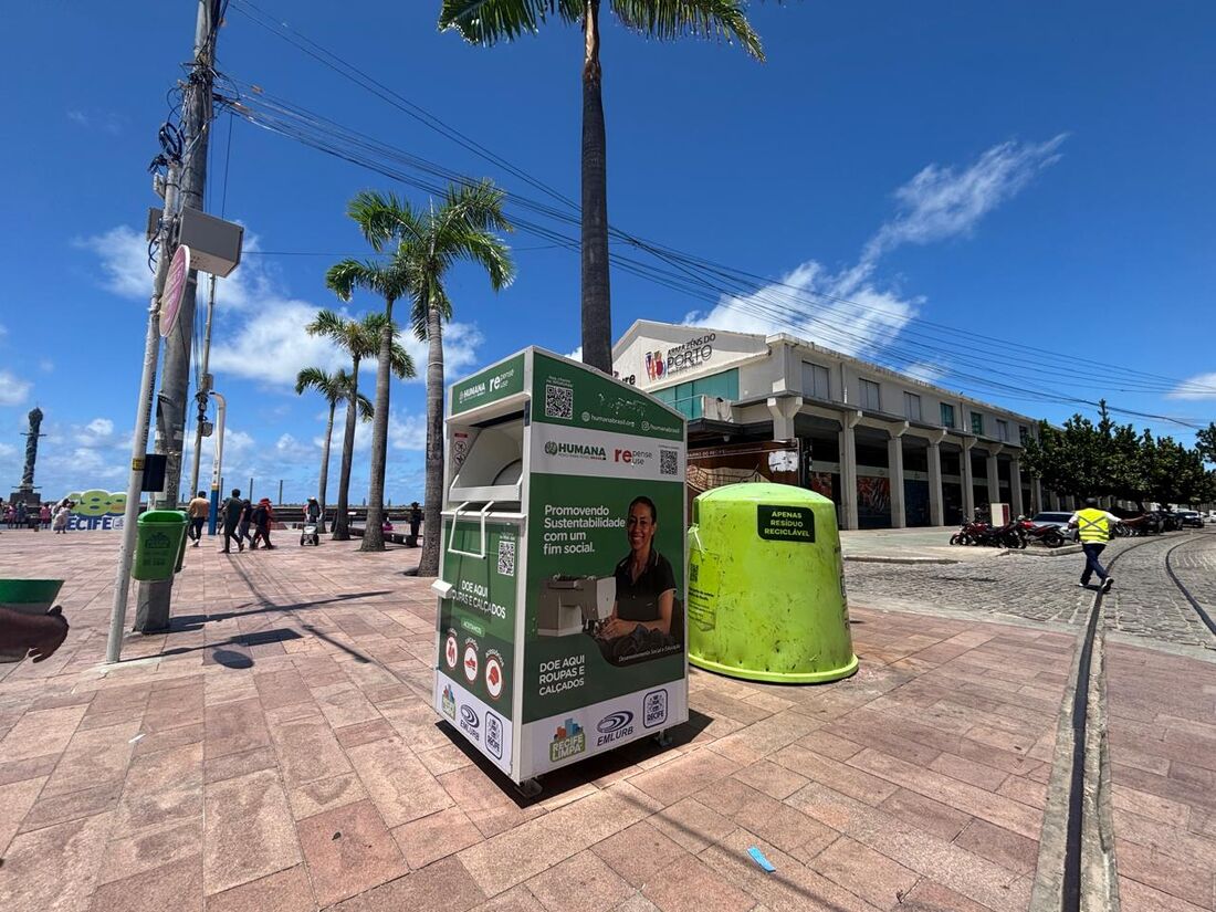 Ponto de coleta de roupas do projeto "Repense Reuse"