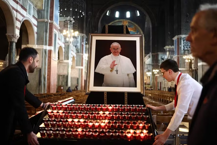 Retrato do Papa Francisco na Catedral de Westminster, em Londres 