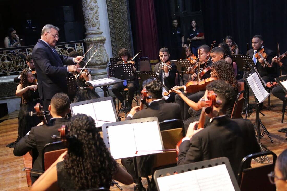 Orquestra presta homenagem ao papa Francisco