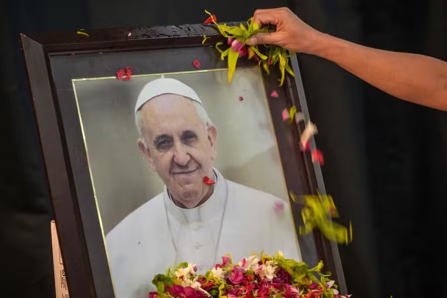 Homenagem ao Papa Francisco em uma escola em Surabaya, cidade da Indonésia 