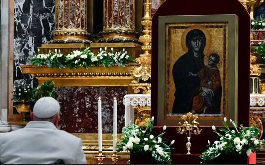 Papa Francisco diante da imagem de Nossa Senhora Salus Populi Romani 