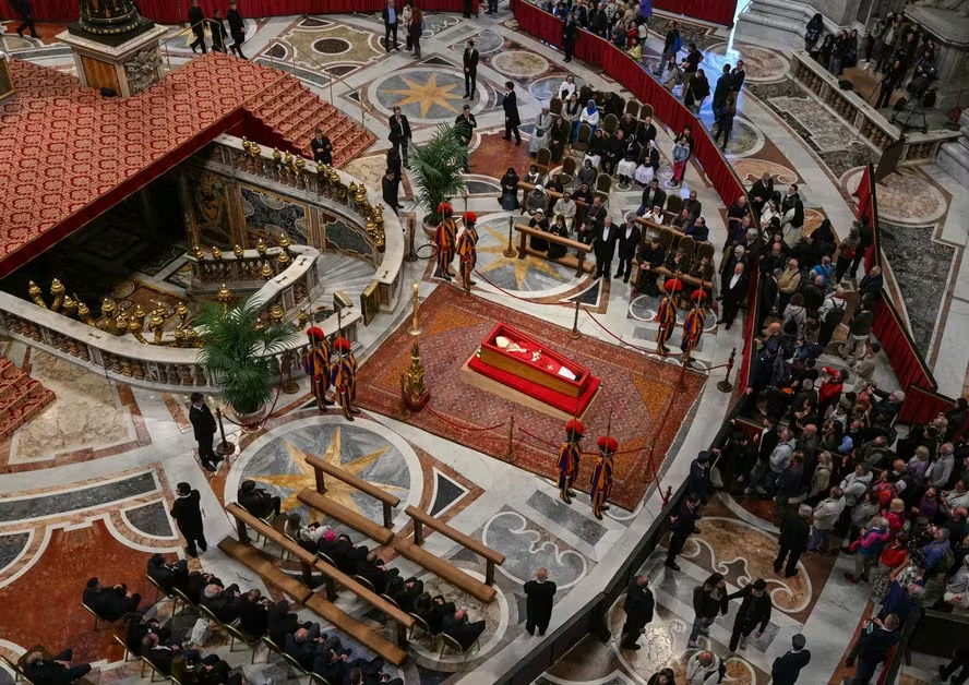 Visitantes entram na Basílica de São Pedro para prestar suas homenagens enquanto o corpo de Papa Francisco é velado no Vaticano